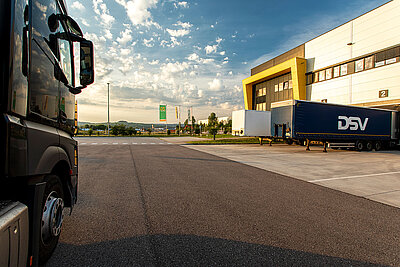 LahrLogistics Aussenbereich Perspektive Lastwagen