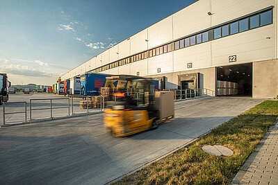 LahrLogistics Aussenansicht mit Stapler